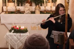 Lena beim Querflötenspiel